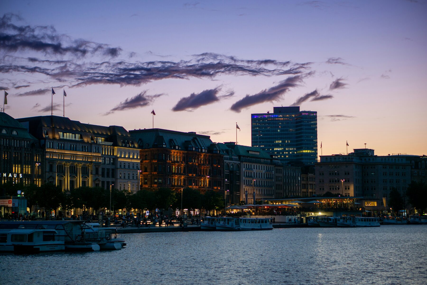 Hamburger Binnenalster in der Abenddämmerung