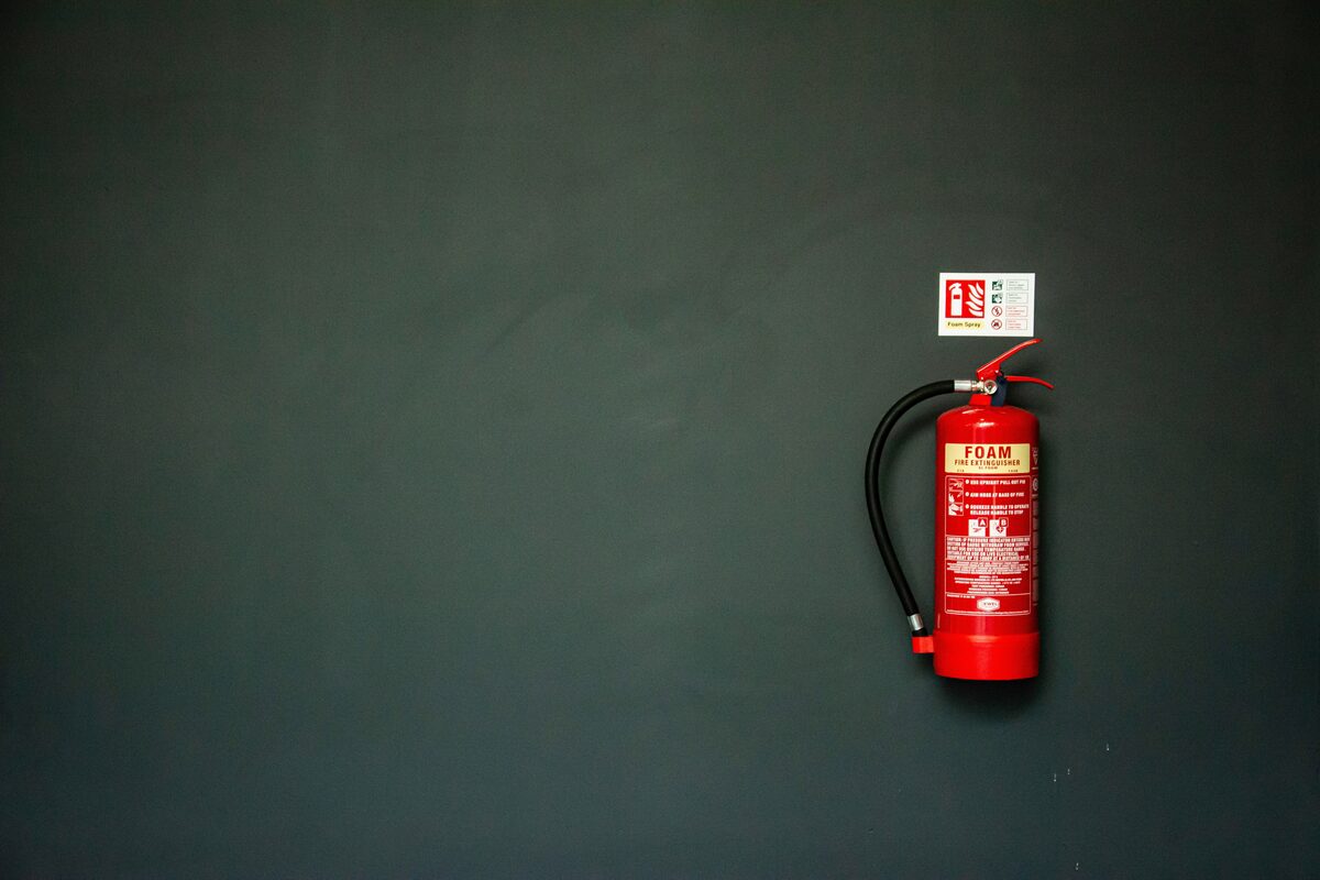 Brandschutzhelfer mit Feuerlöscher